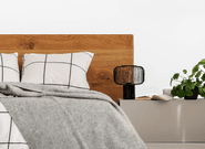 Quarto de casal com cabeceira de madeira na cama para simulação de cores Suvinil.